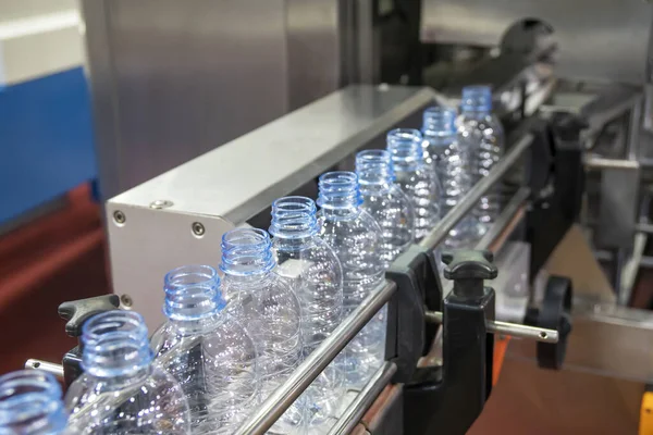 Пустые Пэт Бутылки Конвейерной Ленте Заполнения Заводе Питьевой Воды Высокотехнологичный — стоковое фото