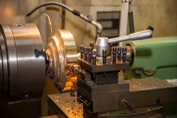 Acabamento Máquina Torno Cortou Peças Eixo Latão Por Ferramentas Torno — Fotografia de Stock