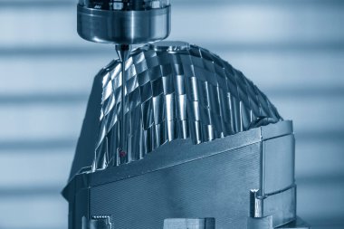 CMM sondası CNC değirmen makinesinin lens yansıma küf parçasını ölçüyor. CMM makinesiyle otomotiv parçalarının kalite kontrolü.