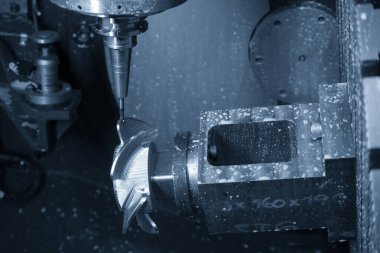 5 eksenli makine merkezi, pervane parçalarını sert top ucu değirmeniyle kesiyor. Çok eksenli CNC değirmen makinesinin yüksek hassasiyetli otomotiv üretim süreci.