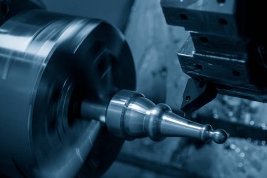 CNC torna makinesi yüksek hassasiyetle metal şaft parçalarını kesiyor. CNC dönüşüm makinesinin yüksek teknolojili metal işlemesi .