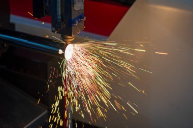 Fiber lazer kesme makinesi CNC programının paslanmaz çelik tüp kontrolünü kesiyor. Lazer kesme makinesiyle çalışan metal levha, paslanmaz çelik boru parçalarını oyuyor..