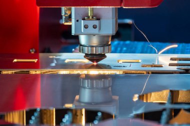 Sahne ipliği lazer kesme makinesi, metal plakayı kesmiş. Lazer kesme makinesinin yüksek teknoloji metal üretim süreci.. 