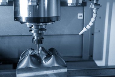 Küf ve ölüm üretim süreci CNC değirmen makinesinin top uçlu aleti ile. Kalıplar, sert top değirmeni ile makine merkeziyle kesme işlemi yapıyor.