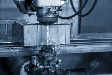 Kablo EDM makinesi küf parçalarını kesiyor. Zar atma işlemi CNC programı tarafından kablo kesme makine kontrolü ile kesme işlemi.