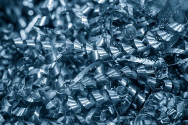 Dönüşüm işleminden kalan materyal parçalarının yakın çekim sahnesi. Torna cips yığını.