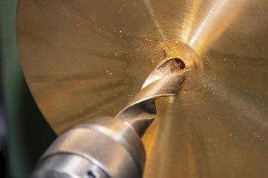 Torna makinesinin pirinç plaka parçalarını delme sahnesini kapatın. CNC dönüşüm makinesinin yüksek teknolojili metal işlemesi .