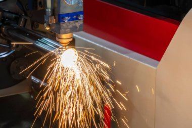 Fiber lazer kesme makinesi metal tüpü kesti. Lazer kesme makinesinin yüksek teknoloji metal üretim süreci.. 