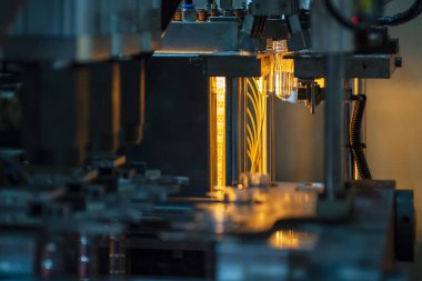 Küf makinesiyle içme suyu üretme işlemi. Plastik şişe üfleme makinesi operasyonu..