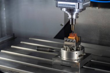 CNC değirmen makinesi bakır elektrot parçalarını sert top değirmeni aletleriyle kesiyor. CNC makine merkezi tarafından üretilen kalıp ve ölüm süreci.