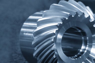 Yakın çekim sahnesi, açık mavi sahnede metal diferansiyel vites parçaları. Otomotiv parçaları üretim konsepti.