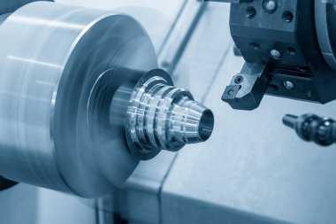 CNC torna makinesi metal koniyi keserek parçaları şekillendirir. CNC dönüşüm makinesinin yüksek teknolojili metal işlemesi .