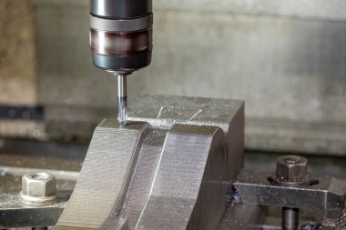 Basın, CNC değirmen makinesiyle top değirmeni aletini üretirken öldü. Kalıplar, sert top değirmeni ile makine merkeziyle kesme işlemi yapıyor.