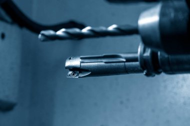 Makine merkezinin alet edevat dergisindeki indekslenebilir araç. CNC değirmen makinesindeki otomatik geçiş ücreti, ATC işletim konsepti.