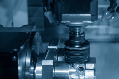 4 eksenli makine merkezi alüminyum teçhizat konut parçalarını yüz değirmeni aracıyla kesiyor. Yüksek duyarlı otomotiv parçaları üretim süreci çok eksenli CNC değirmen makinesi.