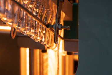 Küf makinesiyle içme suyu üretme işlemi. Plastik şişe üfleme makinesi operasyonu..