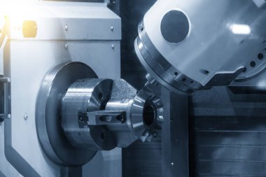 Çok eksenli CNC torna makinesi metal teçhizat bölümünü kesiyor. CNC Torna 'nın yüksek teknoloji otomotiv parçası üretim süreci.