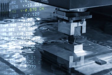 EDM sürecinin soyut sahnesi ve G-code veri arkaplanı. Elektrik Tahliye Makinesi tarafından üretilen kalıp ve ölüm süreci.