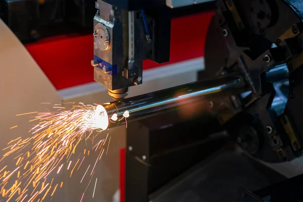 Maszyna Cięcia Laserem Światłowodowym Przecina Metalową Rurkę Wysokowydajny Proces Produkcji — Zdjęcie stockowe