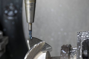 Kapanış sahnesi 5 eksenli makine merkezi. Teknenin pervane parçalarını sert top değirmeni aletleriyle kesiyor. Çok eksenli CNC değirmen makinesinin yüksek hassasiyetli parça üretim süreci.