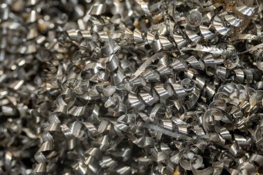 Dönüşüm işleminden kalan materyal parçalarının yakın çekim sahnesi. Torna cips yığını.