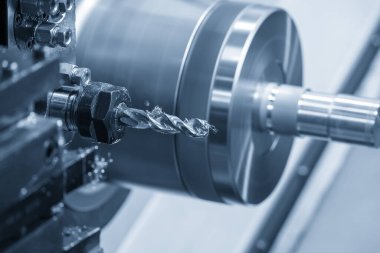 CNC torna makinesi deliği metal şaft parçalarını kesiyor. CNC dönüşüm makinesinin yüksek teknolojili metal işlemesi .
