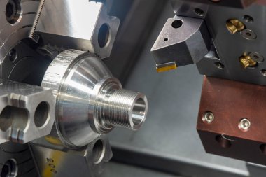 CNC torna makinesi metal koni şeklindeki parçaları kesiyor. CNC dönüşüm makinesinin yüksek teknolojili metal işlemesi .