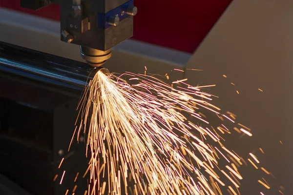 Maszyna Cięcia Laserem Światłowodowym Przecina Metalową Rurkę Wysokowydajny Proces Produkcji — Zdjęcie stockowe