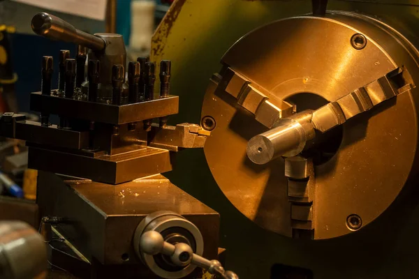 Acabamento Máquina Torno Cortar Peças Eixo Metal Por Ferramentas Torno — Fotografia de Stock