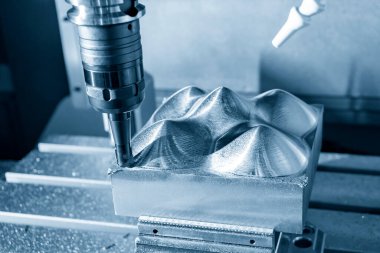 CNC değirmen makinesi, dizinlenebilir son değirmen araçlarıyla enjeksiyon küf parçalarını kesiyor. Kalıplar ve ölüm üretim süreci, son değirmen araçları ile makine merkezi tarafından.