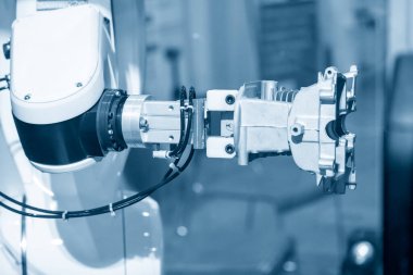 Silindir bloklu robotik sistem tarafından yüksek teknolojili materyal işleme süreci. Otomatik pnömatik robotik kol üretim hattındaki otomotiv parçalarını seçer. 