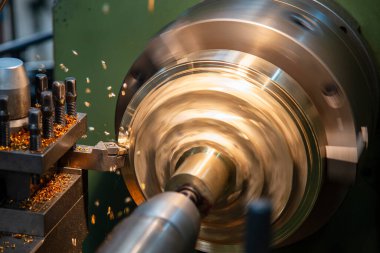 Torna makinesi, torna tezgahlarıyla döküm şaftı parçalarını kaba bir şekilde kesiyor. Makineyi döndürerek metal işleme süreci.