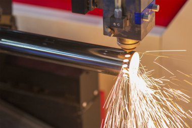 Fiber lazer kesme makinesi metal tüpü kesti. Lazer kesme makinesinin yüksek teknoloji metal üretim süreci.. 
