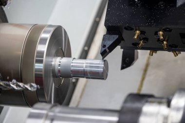 CNC torna makinesi metal şaft parçalarını kesiyor. CNC dönüşüm makinesinin yüksek teknolojili metal işlemesi .