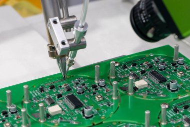 PCB kartıyla otomatik lehimleme robotu operasyonu. Robotik sistem tarafından yüksek teknoloji elektronik endüstrisi montaj süreci.