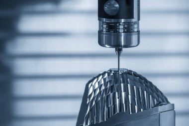 CMM sondası CNC değirmen makinesinin lens yansıma küf parçasını ölçüyor. CMM makinesiyle otomotiv parçalarının kalite kontrolü.