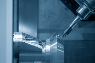 Çok eksenli CNC torna makinesi metal teçhizat bölümünü kesiyor. CNC Torna 'nın yüksek teknoloji otomotiv parçası üretim süreci.