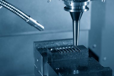 Küf ve ölüm üretim süreci CNC değirmen makinesinin top uçlu aleti ile. Kalıplar, sert top değirmeni ile makine merkeziyle kesme işlemi yapıyor.