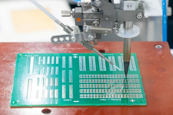 PCB kartıyla otomatik lehimleme robotu operasyonu. Robotik sistem tarafından yüksek teknoloji elektronik endüstrisi montaj süreci.