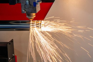 Fiber lazer kesme makinesi metal tüpü kesti. Lazer kesme makinesinin yüksek teknoloji metal üretim süreci.. 