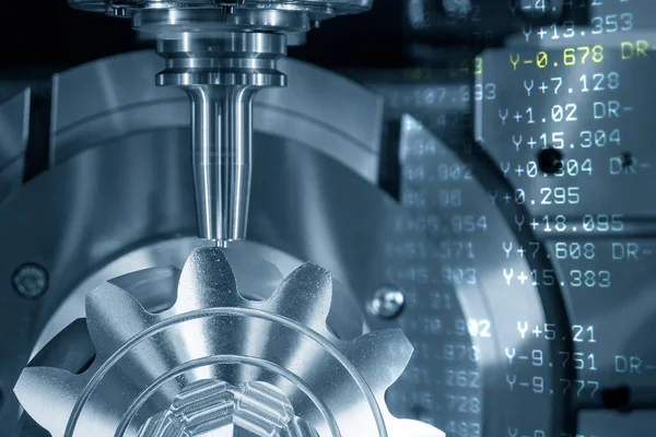 Soyut sahne çok eksenli makine merkezi metal dişli kısmını ve NC veri arkaplanını kesiyor. CNC Torna 'nın yüksek teknoloji otomotiv parçası üretim süreci.