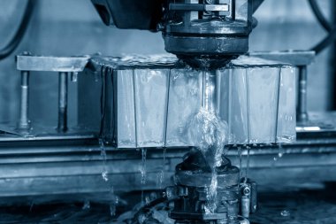 Kablo EDM makinesi kalıpları kesiyor. Zar atma işlemi CNC programı tarafından kablo kesme makine kontrolü ile kesme işlemi.