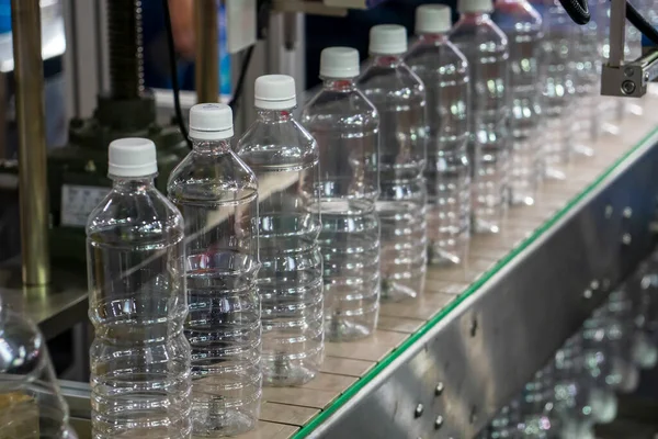 Пустые Пэт Бутылки Конвейерной Ленте Заполнения Заводе Питьевой Воды Высокотехнологичный — стоковое фото