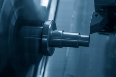 CNC torna makinesi metal şaft parçalarını kesiyor. CNC dönüşüm makinesinin yüksek teknolojili metal işlemesi .