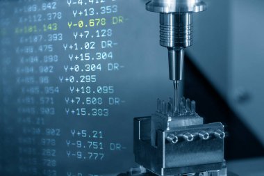 Soyut sahne CNC değirmen makinesi bakır elektrot parçalarını ve G-kod veri arkaplanını kesiyor. CNC makine merkezi tarafından üretilen kalıp ve ölüm süreci.