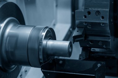 CNC torna makinesi metal şaft parçalarını kesiyor. CNC dönüşüm makinesinin yüksek teknolojili metal işlemesi .