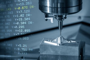 Soyut sahne CNC değirmen makinesi mikro küf parçalarını ve G-kod veri arkaplanını kesiyor. CNC makine merkezi tarafından üretilen kalıp ve ölüm süreci.