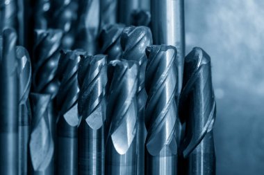 Yakın çekim sahnesi CNC değirmen makinesi için kullanılan katı karpit bitiş makinesi araçları. Makine merkezi için kesme aracı.