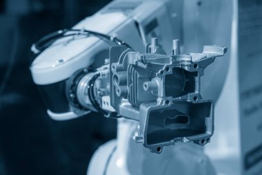 Silindir bloklu robotik sistem tarafından yüksek teknolojili materyal işleme süreci. Otomatik pnömatik robotik kol üretim hattındaki otomotiv parçalarını seçer. 
