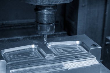  CNC değirmen makinesinin son değirmen aletli vakum kalıbı üretim süreci. Kalıplar, sert top değirmeni ile makine merkeziyle kesme işlemi yapıyor.